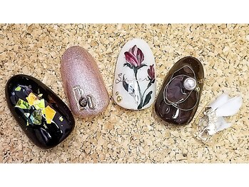 くすみカラーのフラワーネイル