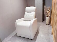ゆったりとしたソファで施術を行います！広々とした空間で過ごす、上質なサロンタイム【まつげパーマ】