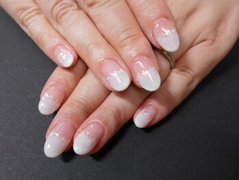 ネイルサロン グレイス(Grace)/白グラデ×シェル