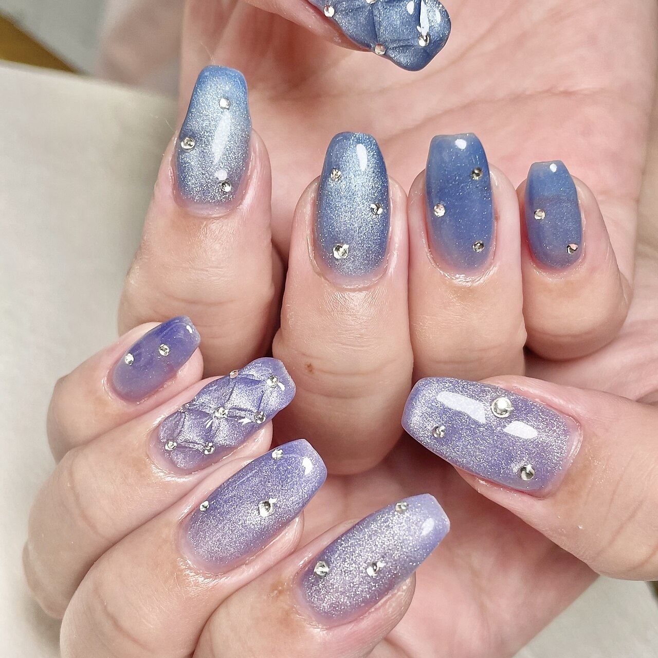 2026年春トレンド】ブルー ストーン ハンドのネイルデザイン集｜人気順