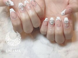 白フレンチ輝くビジューパーツ