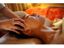 じんわりヘッドで眠くなる。辛い首肩コリはツーンと深部まで届く