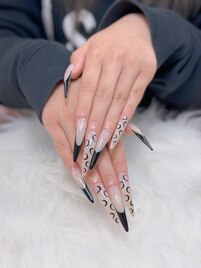 フレンチ×ムーンネイル