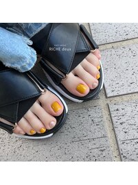 オレンジ×ラメのフットネイル