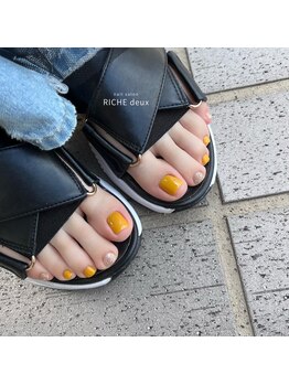 リッシュ ドゥ(RICHE deux)/オレンジ×ラメのフットネイル