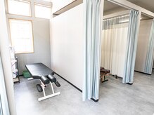 おざき接骨院 四日市川原町院/個室の施術室