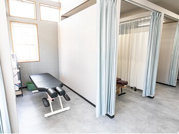 おざき接骨院 四日市川原町院/個室の施術室
