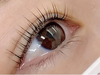 アイズオン(EYES ON)の写真/ベテランスタッフの神業でくるんと可愛い目元の完成!【パリジェンヌ¥4900】光を取り込み自然に輝く瞳へ◇