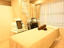 スタートフィットネス プラス エステの雰囲気（施術ルームは淡いピンクを基調としたリラックスできるスペース）