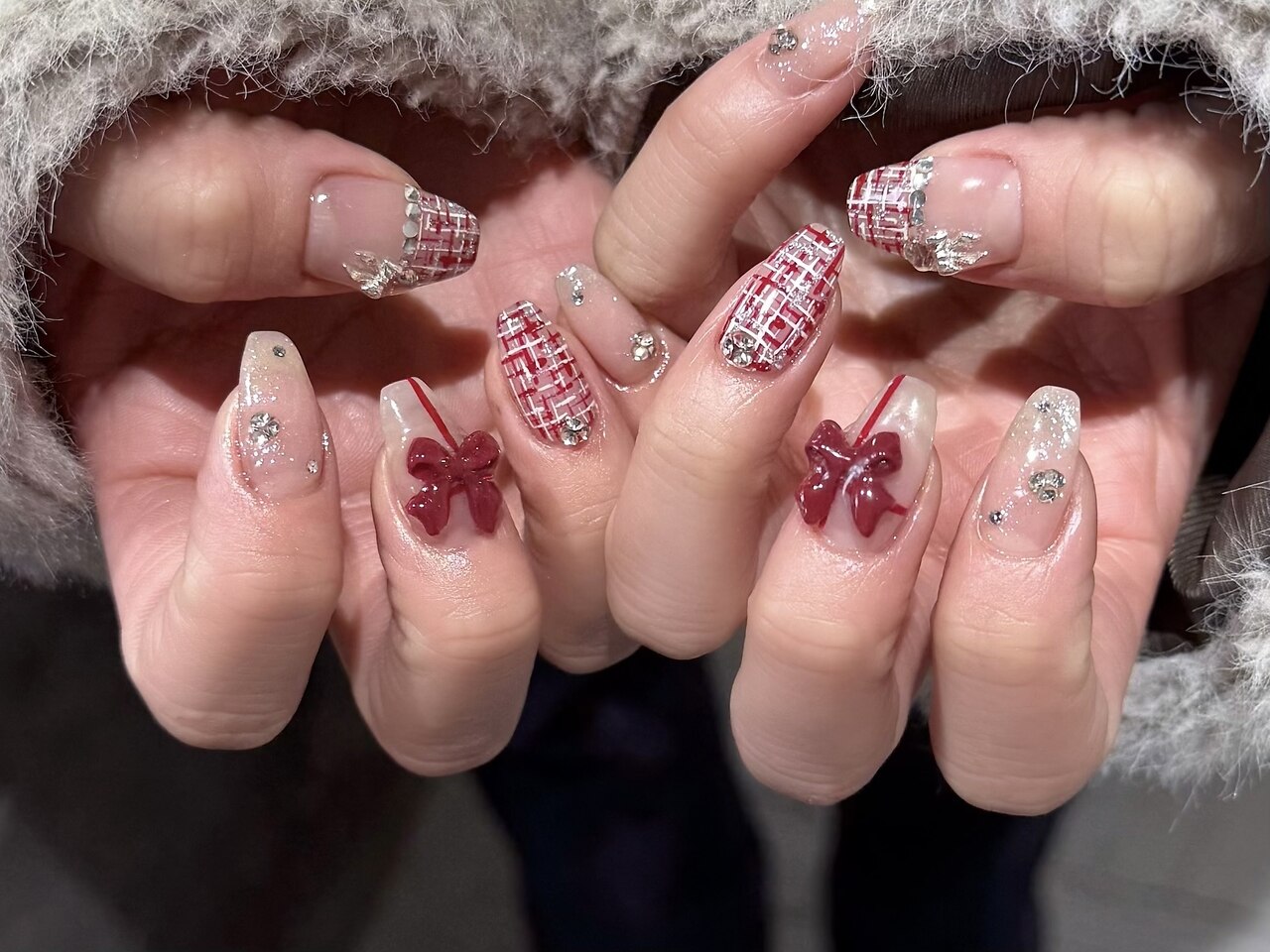 2026年冬トレンド】レッド ツイードのネイルデザイン集｜人気順