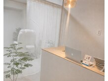 ヘルミ(hrm)の雰囲気（店内は白とウッドを基調にしており、落ち着く空間。）