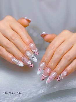 アキナネイル(AKINA NAIL)の写真/仕事柄派手にできない方も、上品な指先に!技術力の高いスタッフが、一人一人に合ったデザインをご提案◎