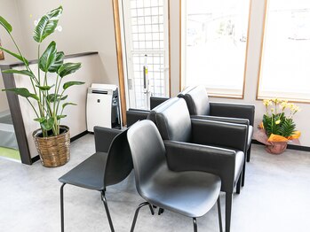 おざき接骨院 四日市川原町院/清潔な待合室