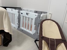 いろととき(irototoki)の雰囲気（ママの施術ベッドの近くでお子様を見守ります。）