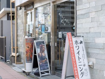 ホワイトニングショップ 多摩店/ビルの入り口は看板横の自動ドア