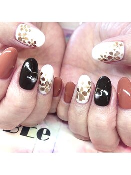 トータルサロン 白べぇーっ プラス/秋カラーフラワーネイル