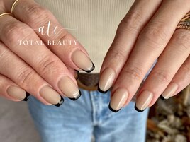 ベージュ×黒フレンチネイル