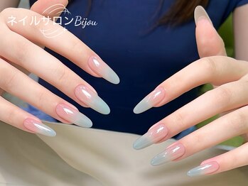 ビジュー(Bijou)/ うる艶グレージュグラデネイル