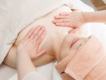 ルナリア(Lunaria)/デコルテもしっかりケア