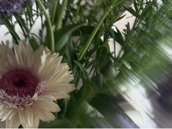 フィル(FIL.)の写真/初めてでも緊張しない、お花とアートが彩るカフェ空間。丁寧なカウンセリングで「なりたい」を一緒に形に。