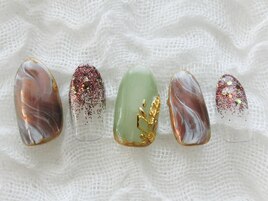 透明感ある上品な大人ネイル
