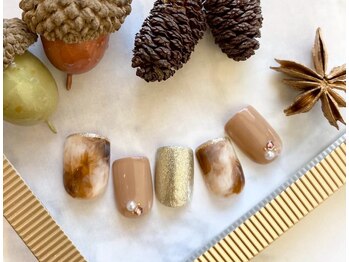 ネイルサロン フェリーチェ(felice)の写真/オトナ可愛デザインがいっぱい！好感度アップなシンプル系デザインネイルで魅せる指先に♪