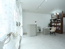 エマ(EMA)/光が差し込む明るい店内