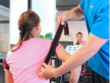 加圧スタジオファステスト(FASTEST)/ベルトを巻いてトレーニング