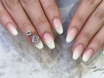 リッシュ(RICHE)/白グラチャームネイル