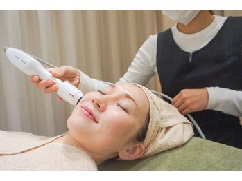 ムク 横浜西口店(MUQU)の写真/[横浜/フェイシャル/小顔/毛穴ケア]1980円で顔・首のコリをほぐし、ハリ×弾力アップケア！むくみ顔に◎