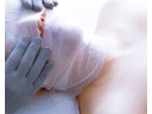 《STEP4》3種ヒト幹細胞液導入！深層筋肉までしっかり届け、ハリ・弾力が蘇ります。今真までにない小顔へ。