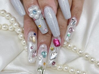 ハニービービー(Honey Bee Bee)/フラワーキラキラ宝石ネイル