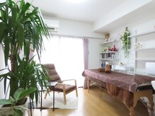 オーサム(Awesome)の雰囲気（大きく育った観葉植物と超コンパクトなサロンでマンツーマン対応）
