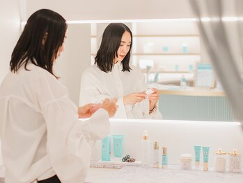 エーティーセンターラボ(At.center labo)の写真/医療機関提携コスメだからこそ出来る技術！キメを整えシミ＆くすみ改善◇美白成分配合でクリアな素肌へ♪