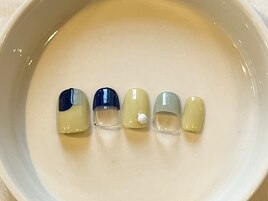 くすみ配色な個性派ネイル