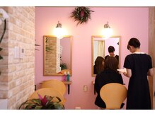 アビーズ アルプラザ津幡店(ABEYS)の雰囲気（女性らしさをコンセプトにピンクを基調にした店内になっています）