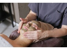 エッセンスビー 六本木/陶肌パウダーをのせていきます！