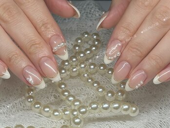 高級なフレンチネイルデザイン