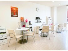 ポーラ ザ ビューティ 新下関店(POLA THE BEAUTY)の雰囲気（【カウンセリングスペース】白基調の明るい店内。）