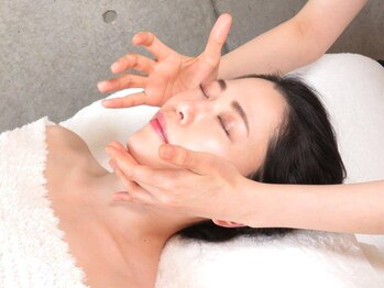 隆鼻矯正専門店 ラプリセレネ (Raplit Selene)の写真/≪お顔のプロによる本気のほうれい線たるみケア≫頭・顔・鼻の全部にアプローチする独自メソッド*。・