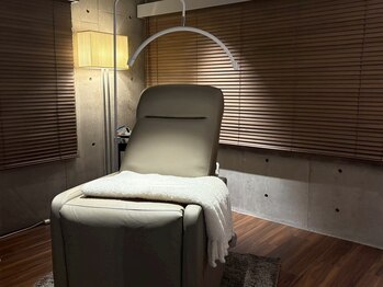 ローラ 南船場店(ROLA)の写真/【似合わせまつげパーマorパリジェンヌ5,980円】束間.韓国..周りを気にせず施術が受けられる落ち着き空間◎