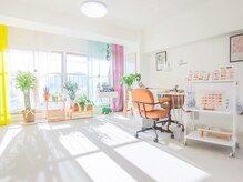 マハロネイル(Mahalo Nail)の雰囲気（大人可愛いデザインと温もりのある空間を融和させた店内。）