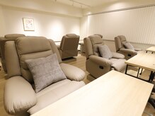 ディー ネイル アイラッシュ ヤバ(DEE nail×eyelash yaba)の雰囲気（【NAIL】リラックスして過ごせるリクライニングチェア席あり◎）