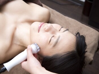 サロンスペースの写真/【小顔】お顔全体のむくみ・たるみ改善！リフトアップ♪『ハイパーナイフフェイシャル』で理想の小顔へ