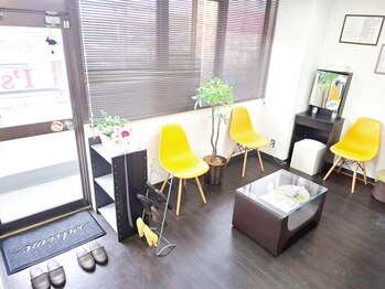 まつげエクステサロン アイズ 武蔵浦和店(I's)/待合室、ドレッサーコーナー完備