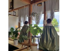 サーラ(SA-RA)の雰囲気（緑を眺めながら癒される当店だけのモリンガ蒸し♪）