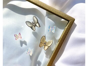 ネイル アンド アイラッシュ フルール 横浜店の写真/カラー100色以上！トレンドの蝶々パーツなど豊富にご用意！ワンカラーにワンポイントで取り入れるのも◎