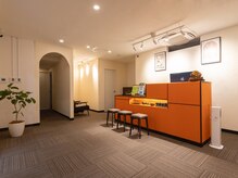 健爽館の雰囲気（広々とした受付スペースで施術後もゆったり過ごせます。）