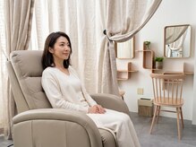 アンドヒンナ あざみ野(& Hinna)の雰囲気（ふかふかのリクライニングソファとメイクドレッサー完備。）