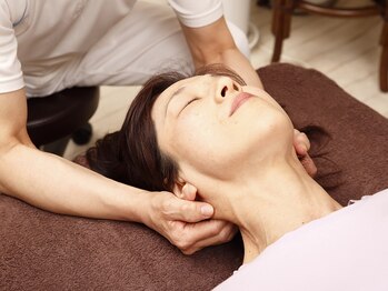 裕整体院/首コリに筋膜のコリをほぐします